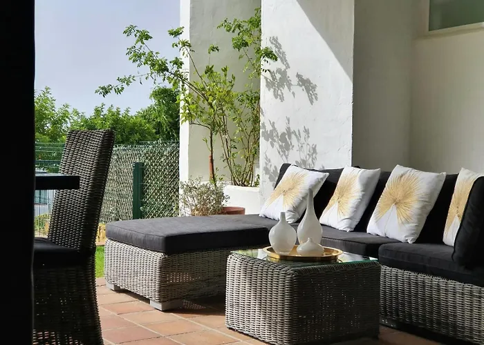 2305 - Luxury Villa With Sea View And Pools
